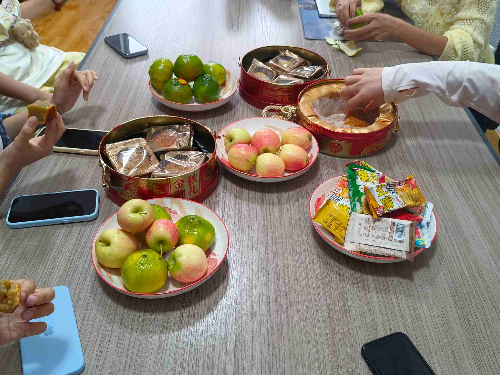 زیمیجیا نے دوپہر کی گرم چائے رکھی ہے