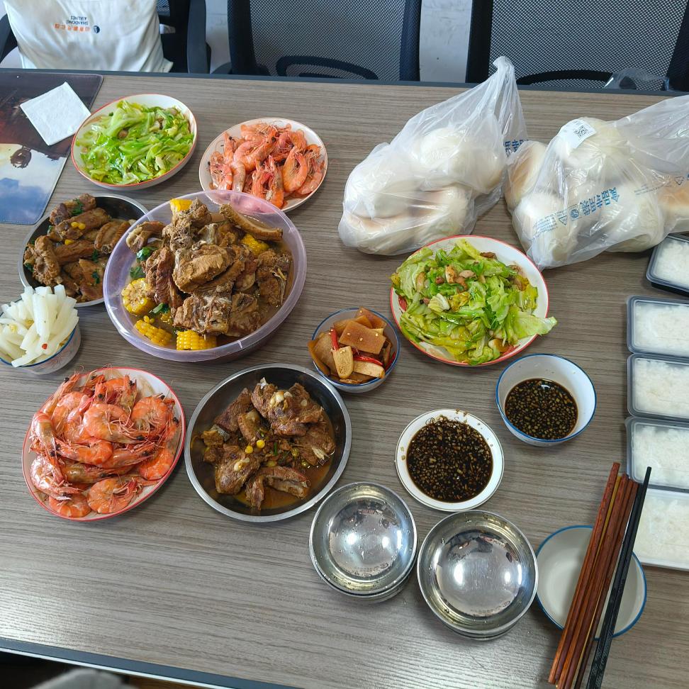 مالک ہر ایک کے ل lunch لنچ پکاتے ہیں!